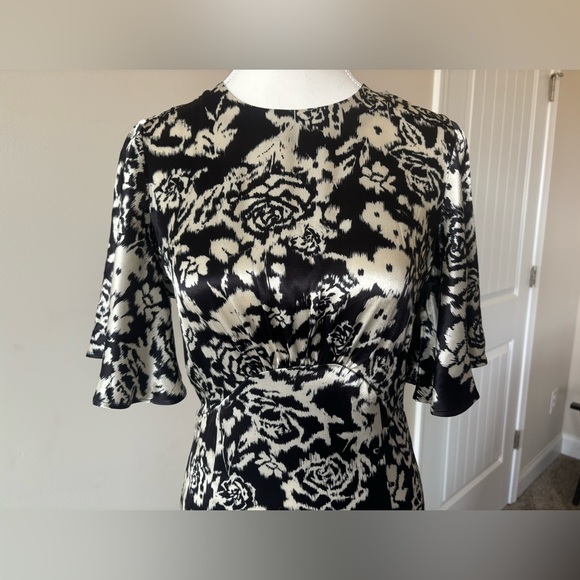 TOPSHOP Flutter Sleeve Open Back Satin Dress. Size 2. Black Cream Floral Print - Picture 5 of 13